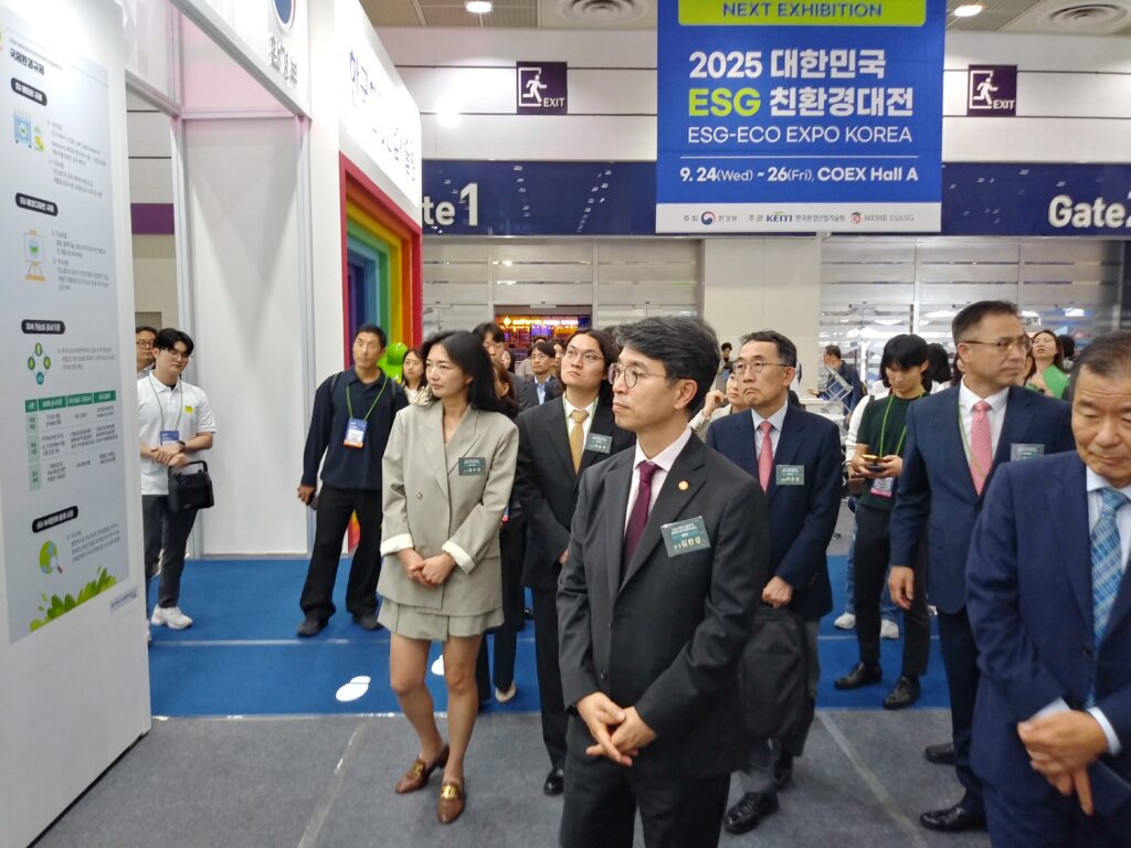 2024 ESG친환경대전 전시회장을 둘러보고 있는 김완섭 환경부장관