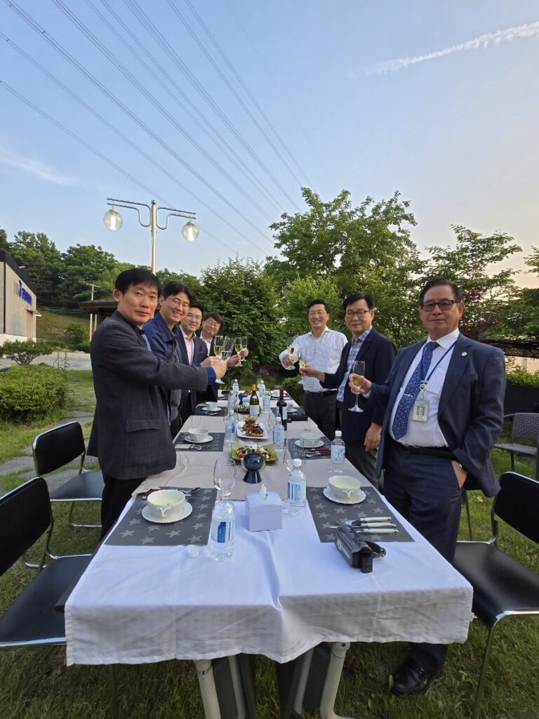 진행워터웨이 공장견학 및 세미나 종료 후 만찬에서 한국환경전문기자협회 소속 기자들과 진행워터웨이 심학섭 대표가 기념 촬영하는 모습