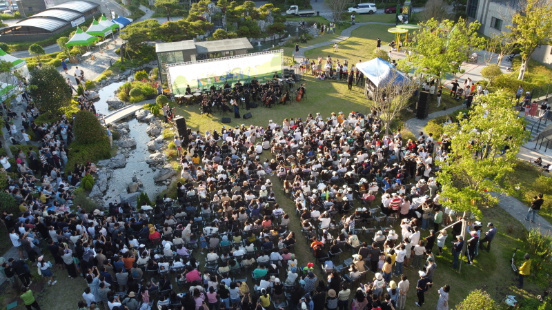 2022년 9월, 철산 센트럴 푸르지오를 시작으로 현재까지 총 65회의 푸르지오 가든 음악회가 개최되었다. 사진은 ’23년 6월 개최된 오룡에듀포레푸르지오 가든 음악회 전경