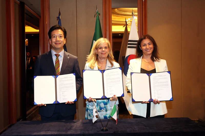 금융 약정 서명식 후, 대우건설과 SACE 주요관계자들의 단체사진 / 왼쪽에서부터 대우건설 재무관리실 황원상 실장, 이태리 SACE 국제사업 총괄대표 Ms. Michal Ron(미칼 론), 프랑스 나틱시스(Natixis CIB) 글로벌 트레이드 글로벌 공동대표 Ms. Michela Cicenia(미켈라 씨체니아)