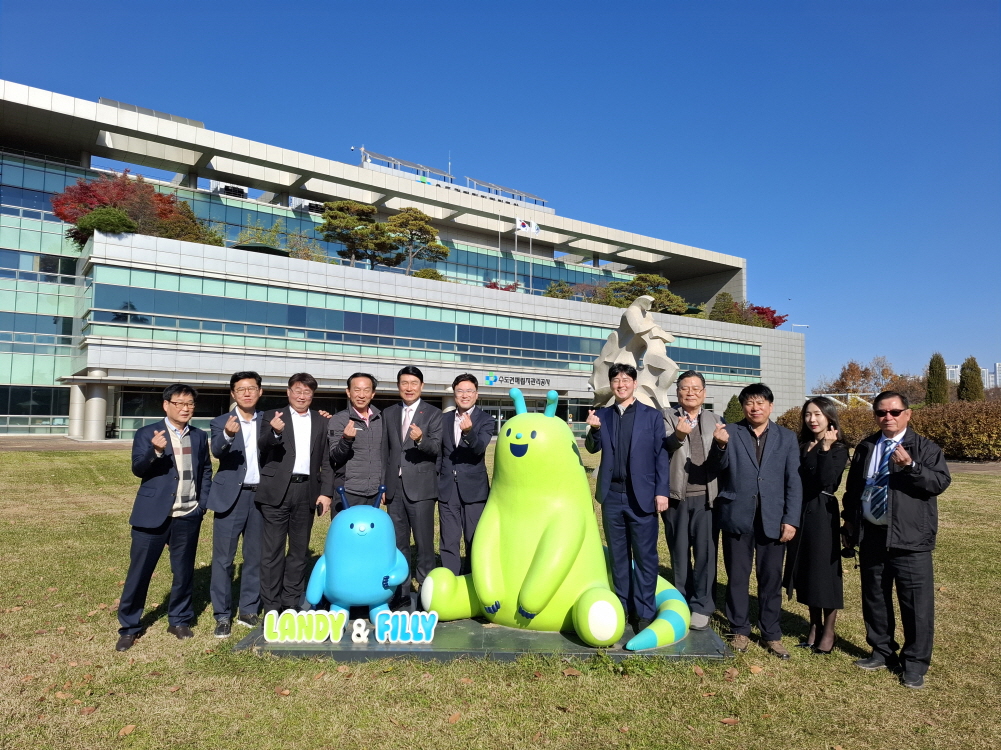 한국환경전문기자협회 회원과 송병억 사장이 간담회를 마치고 기념촬영하는 모습