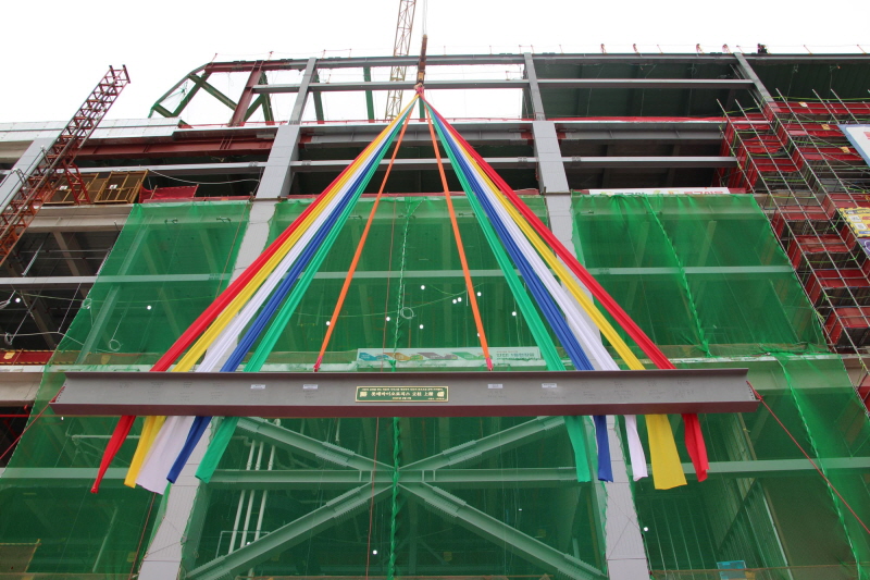 롯데건설이 롯데바이오로직스 송도바이오캠퍼스 제1공장 상량식을 진행하고 있는 모습