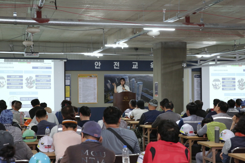 외국인 안전문화 지도사가 외국인 근로자들을 대상으로 안전교육을 하고 있는 모습