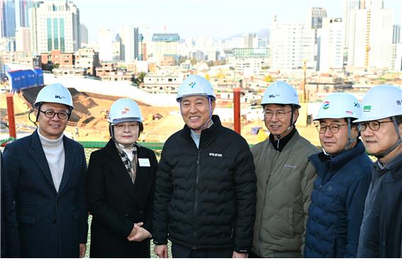 오세훈 서울시장이 동작구 노량진 재정비촉진지구 착공현장(6구역)을 방문해 노량진6구역 관계자들과 기념촬영하고 있는 모습. 사진=서울시